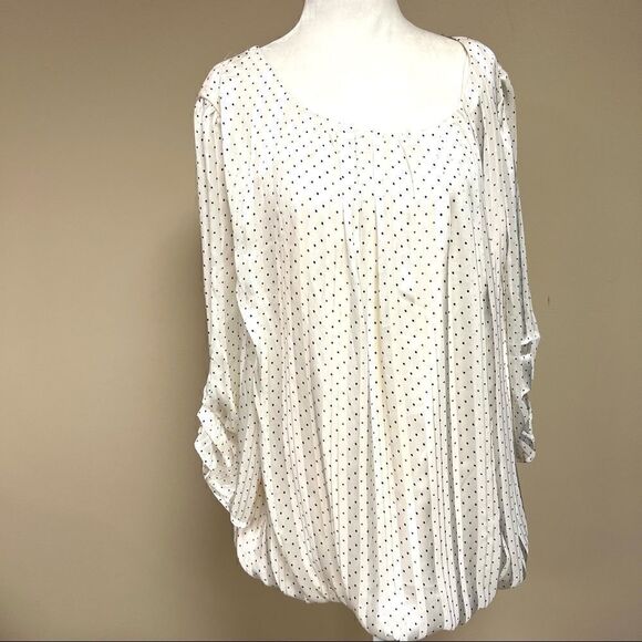 👠Sarah Michelle off white top with black polka dots. 2X - Picture 1 of 7